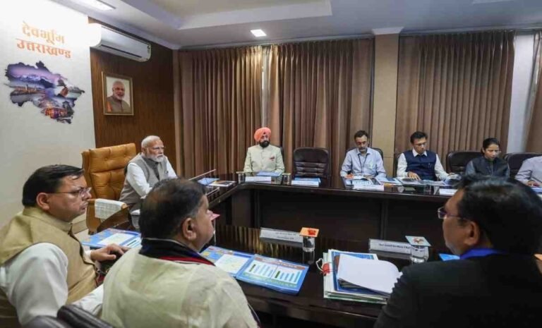 उत्तराखंड पहुंचे पीएम मोदी, आपदा प्रभावितों से की मुलाकात, सहायता राशि का भी ऐलान